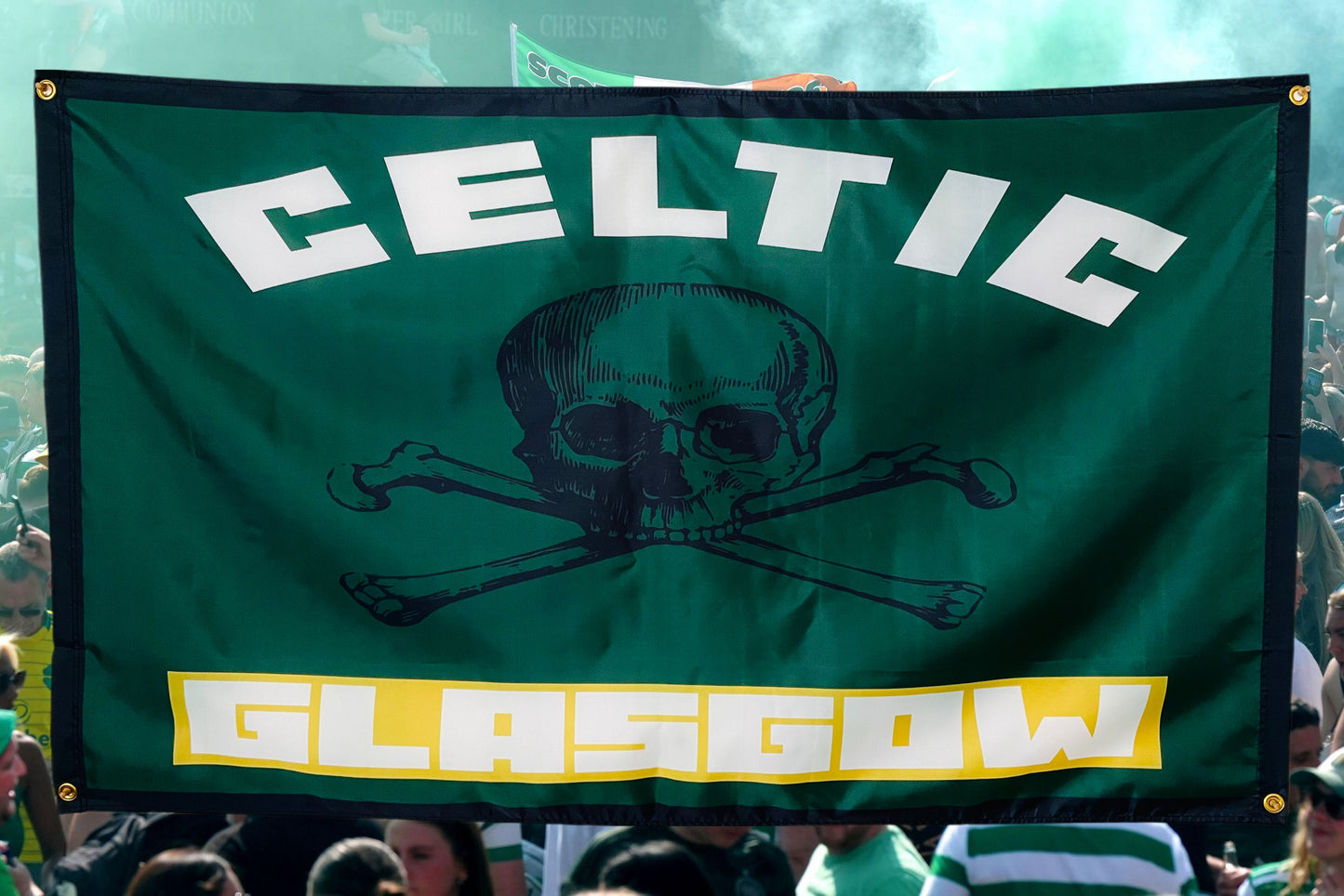 'CELTIC - GLASGOW' CROSSBONES FLAG - GREEN